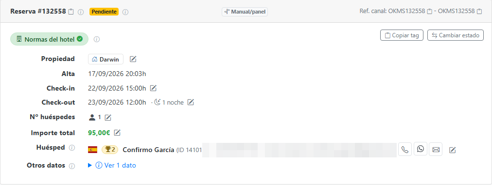 Ficha de la reserva en el panel de gestión: la etiqueta "Normas del hotel" en verde con una marca de aceptado, encima de los datos de la reserva