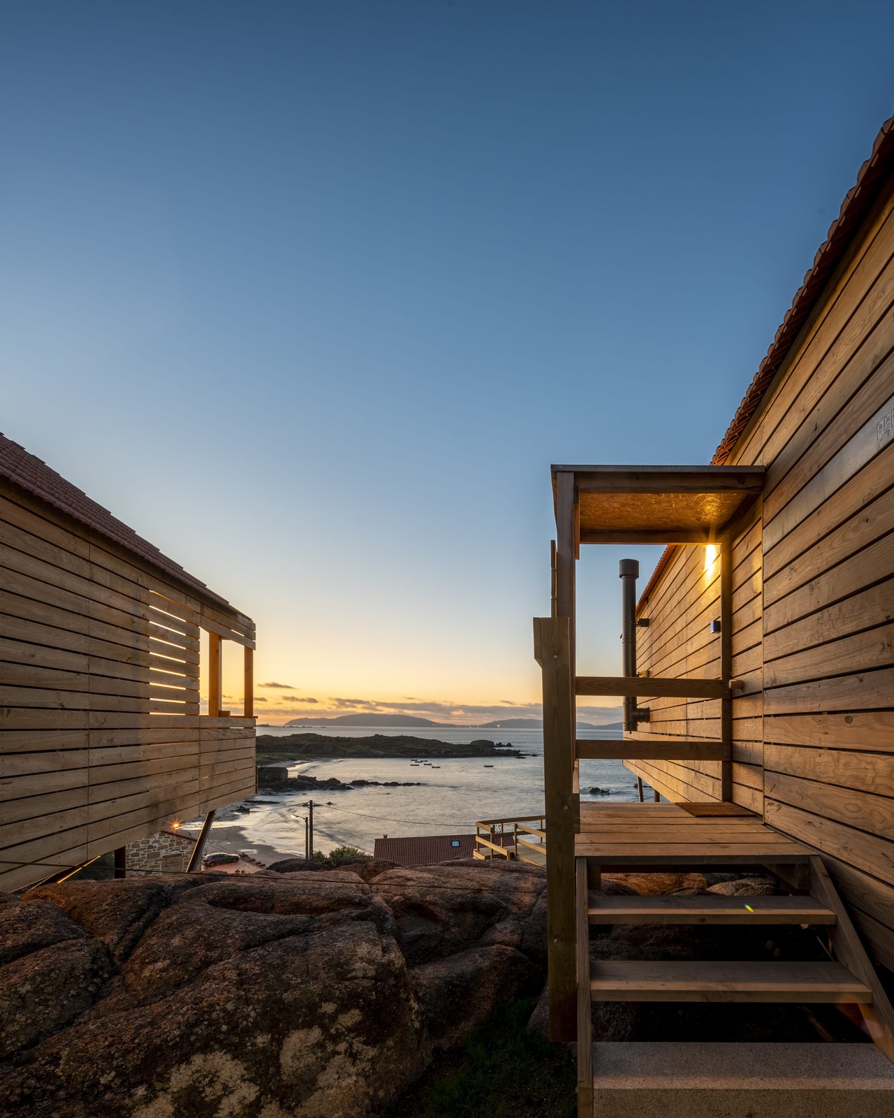 Cabañas de madera junto al mar al atardecer